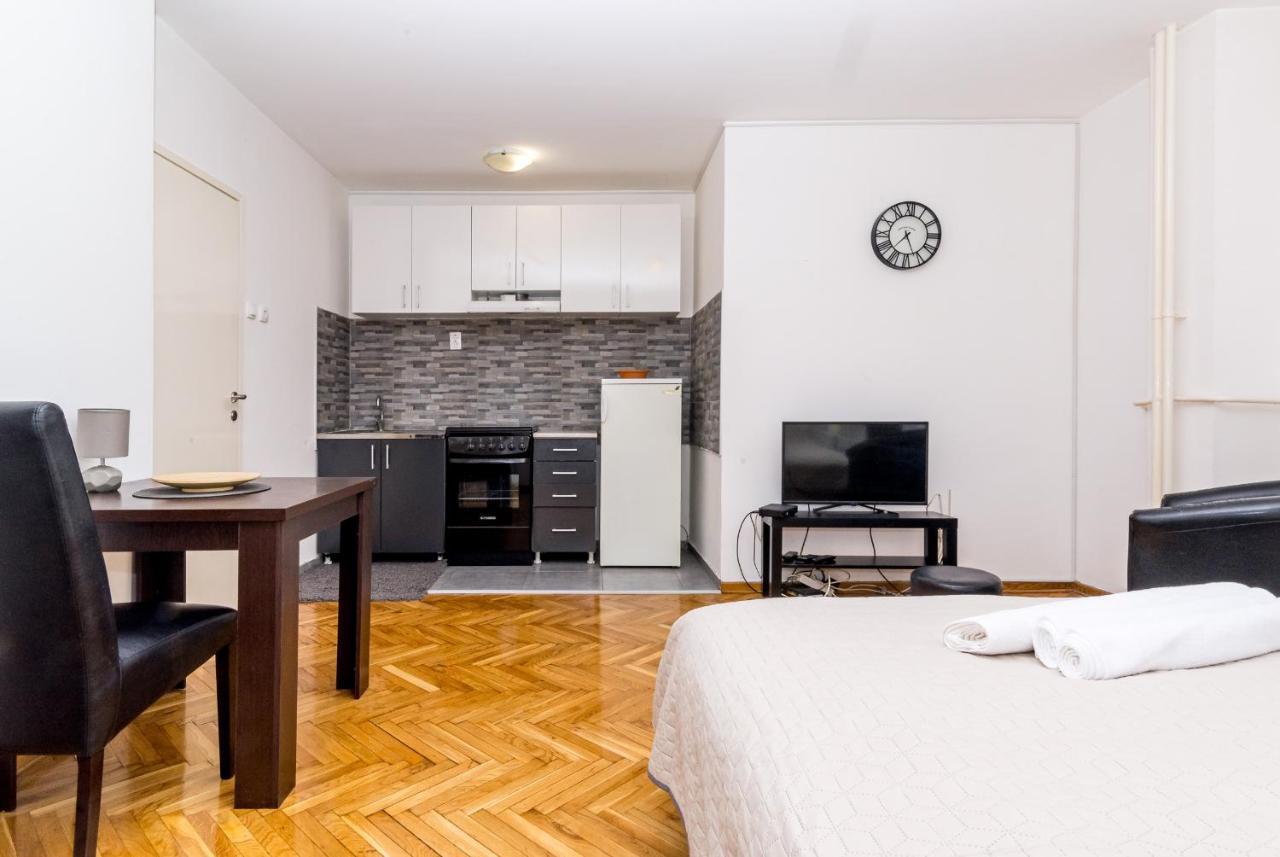 Apartman Pionir Belgrado Buitenkant foto