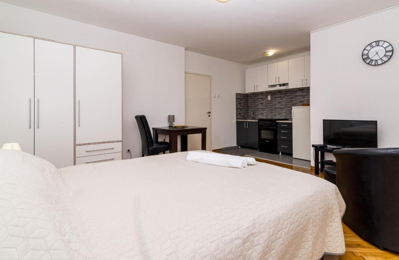 Apartman Pionir Belgrado Buitenkant foto